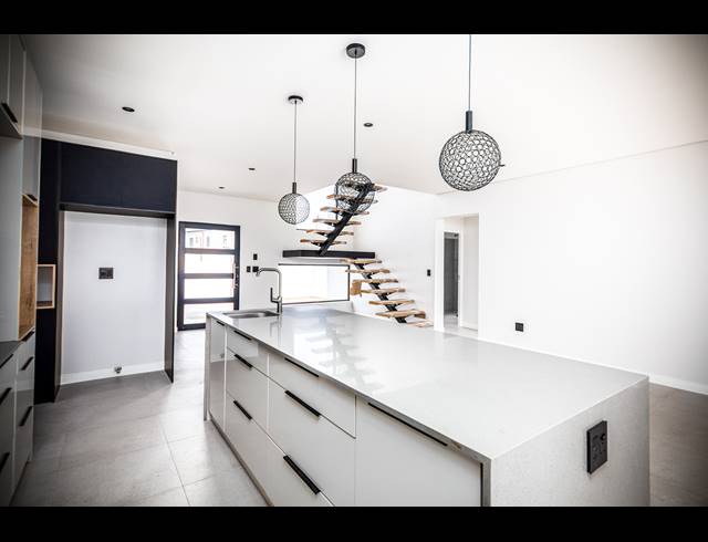 4 BEDROOM FREEHOLD FOR SALE IN SANDOWN